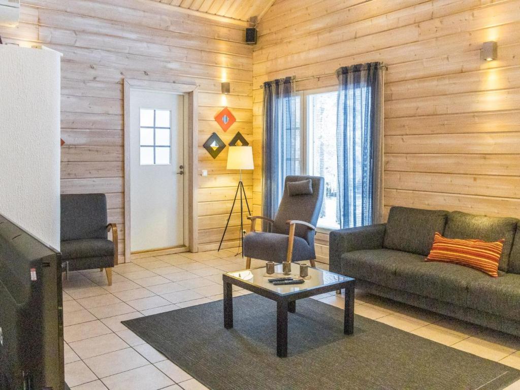 Posezení v ubytování Holiday Home Pyhänkarhu 3 by Interhome