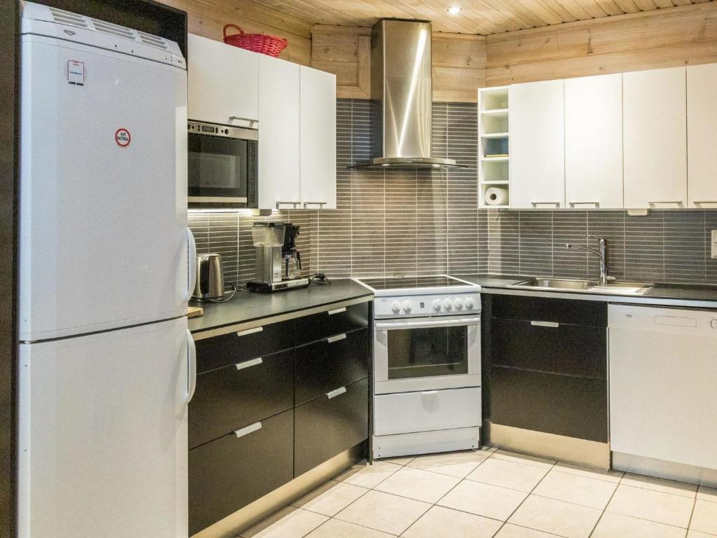 Kuchyň nebo kuchyňský kout v ubytování Holiday Home Pyhänkarhu 3 by Interhome