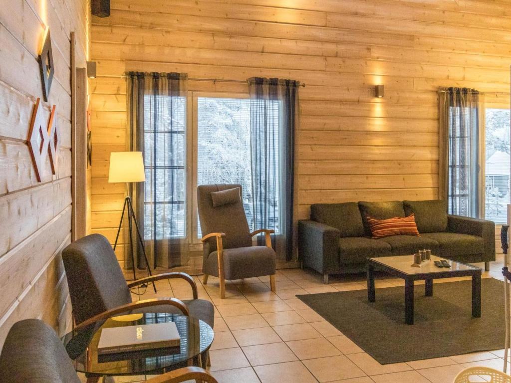 Posezení v ubytování Holiday Home Pyhänkarhu 3 by Interhome
