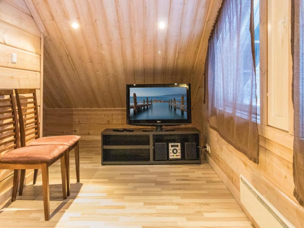 TV a/nebo společenská místnost v ubytování Holiday Home Pyhänkarhu 3 by Interhome