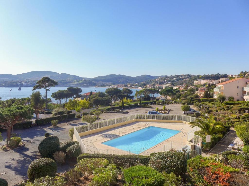 une vue sur une piscine et un lac dans l'établissement Apartment Les Coraux by Interhome, à Agay