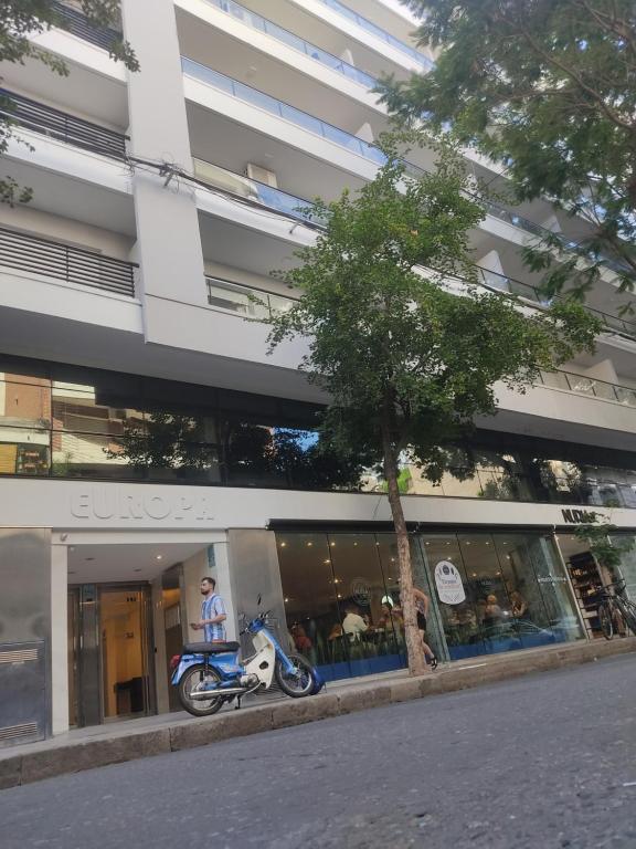 a motorcycle parked in front of a building at Dpto de 1 dormitorio en el centro de la ciudad in Rosario