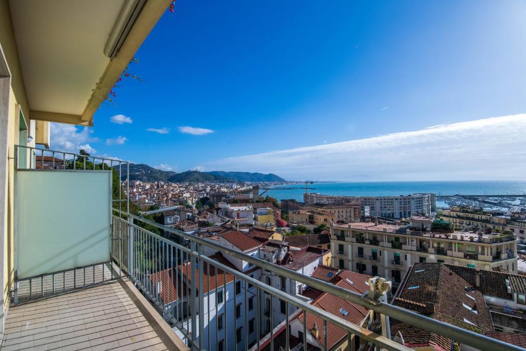 einen Balkon mit Stadtblick in der Unterkunft Panacea in Salerno