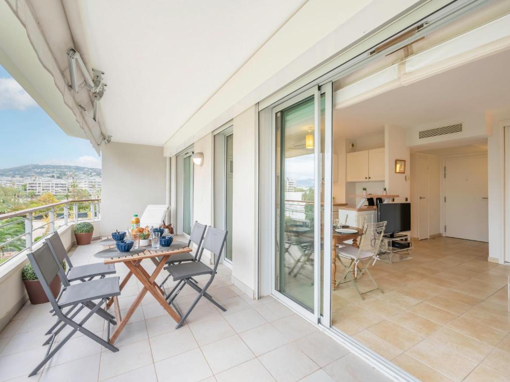 un patio avec une table et des chaises sur un balcon dans l'établissement Apartment Cristal Croisette-4 by Interhome, à Cannes