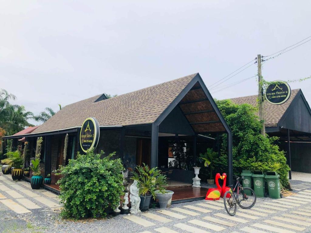 um edifício com uma bicicleta estacionada em frente em กอบสุข รีสอร์ท2 k02 em Ban Ton Liang