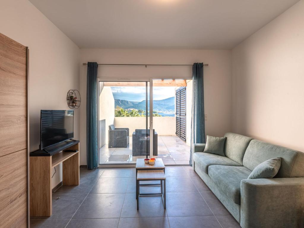 un salon avec un canapé et une télévision dans l'établissement Studio Studio Côté Sud 29 by Interhome, à Porto-Vecchio
