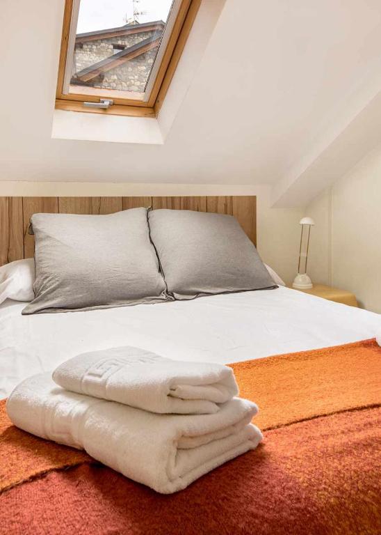 A bed or beds in a room at Ático A Residencial Caldares El Pueyo