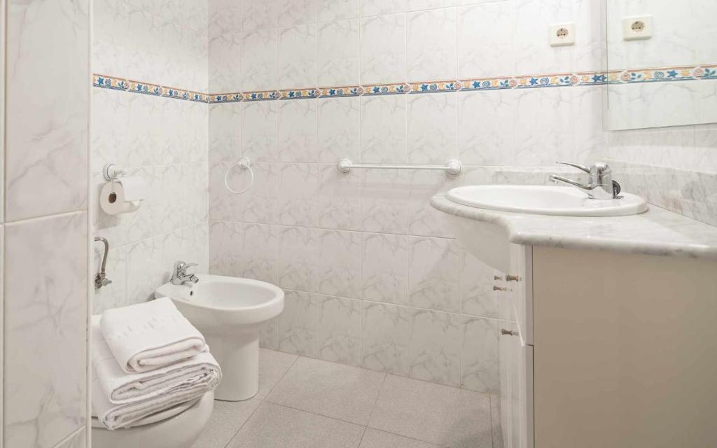 A bathroom at Ático A Residencial Caldares El Pueyo