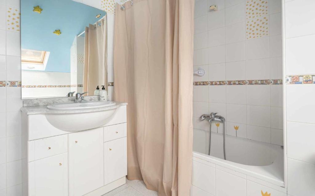 A bathroom at Ático A Residencial Caldares El Pueyo