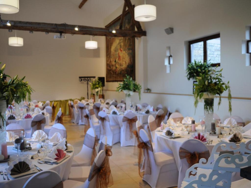 Restaurace v ubytování Hôtel - Ferme du Château d'Ahin