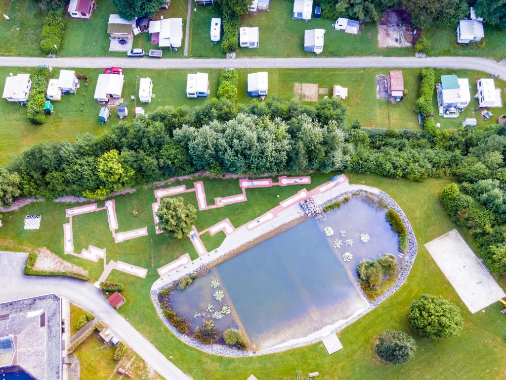 una vista aérea de un parque con piscina en Regenbogen Bad Gandersheim en Bad Gandersheim