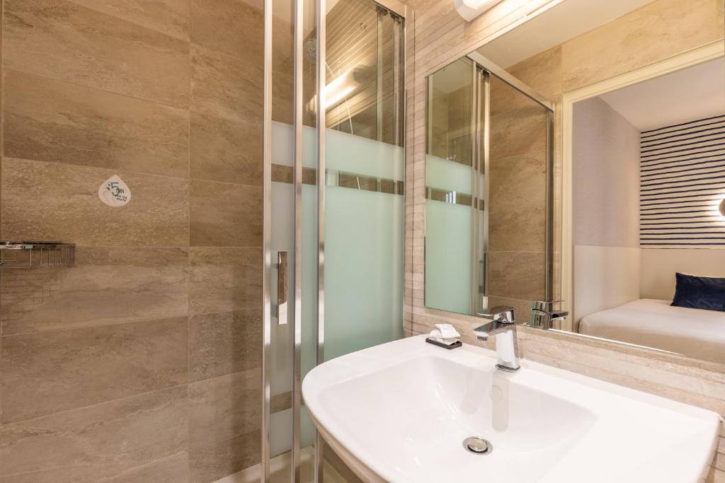 Hotel Kyriad Saint Malo Centre Plage - Standard Room With Terrace (3 People)