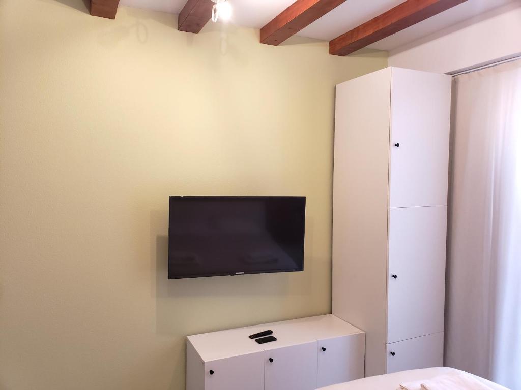 TV a/nebo společenská místnost v ubytování REDCO FOUR SEASONS IN NEW GUDAURI 302