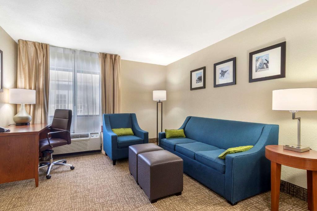 Comfort Inn & Suites - near Robins Air Force Base Main Gate - King Suite - Non Fumatori