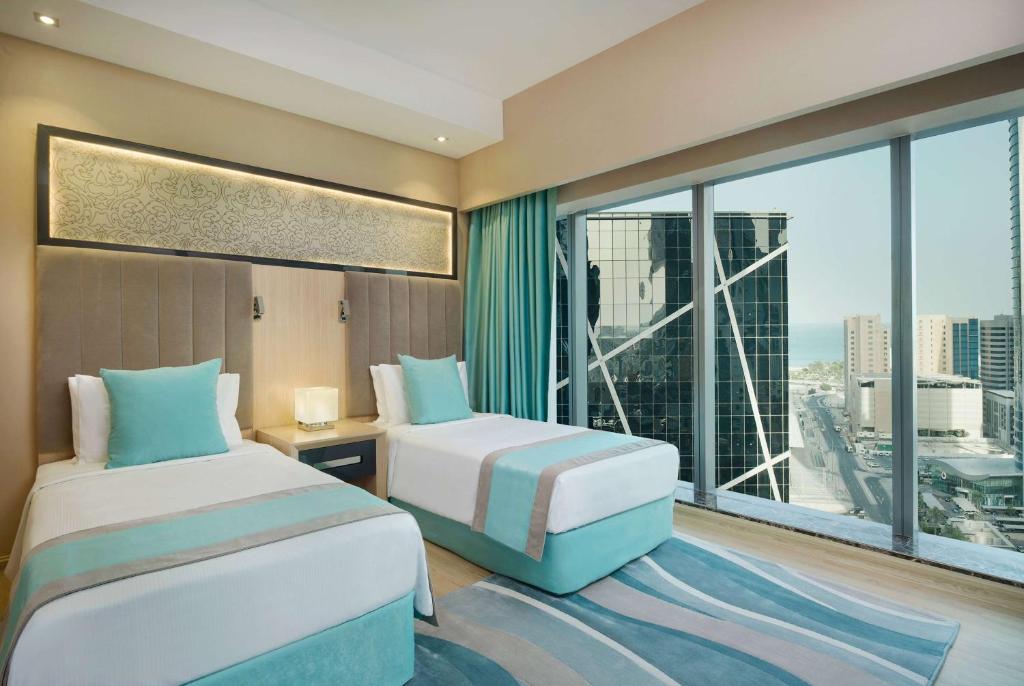Postel nebo postele na pokoji v ubytování Wyndham Doha West Bay