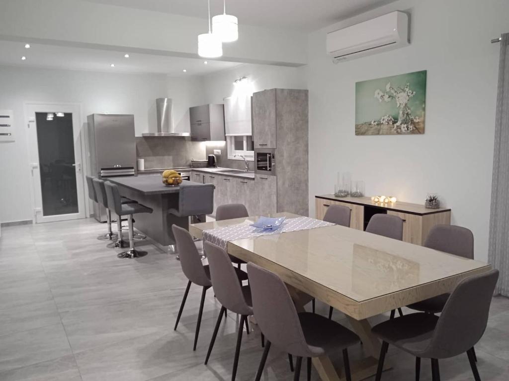 Kuchyň nebo kuchyňský kout v ubytování Spiridoula Luxury Villa