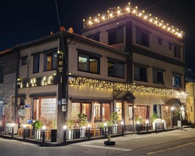 un edificio con luces por la noche en Leehakjang guesthouse, en Mokpo