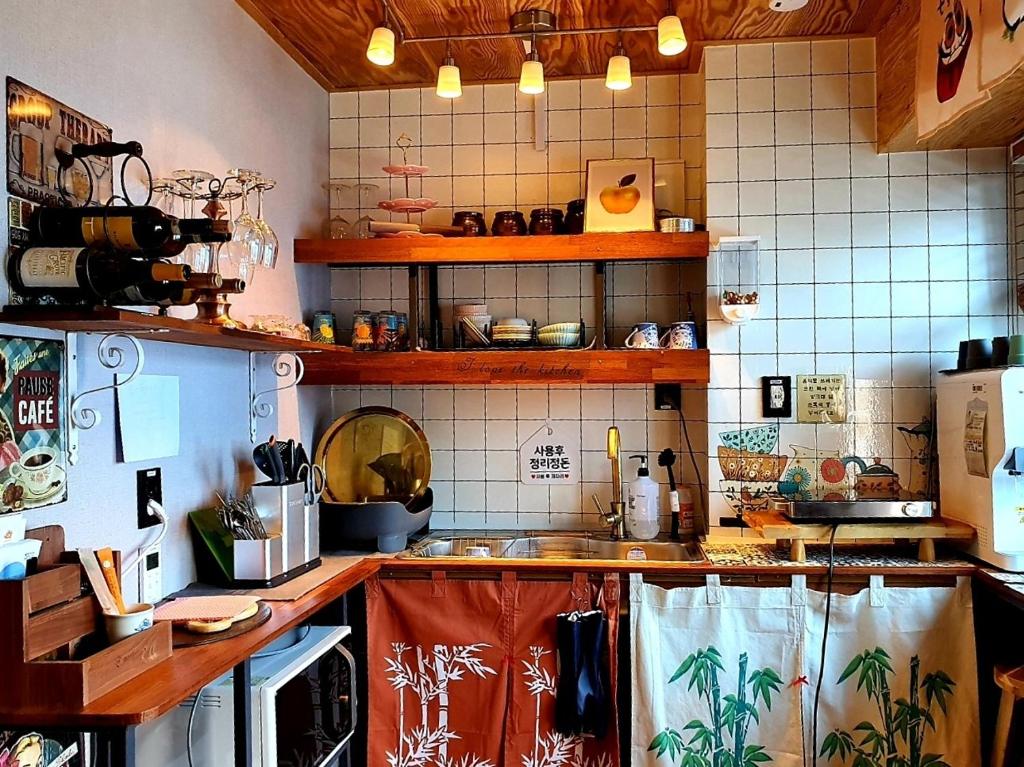 Kuchyň nebo kuchyňský kout v ubytování Leehakjang guesthouse