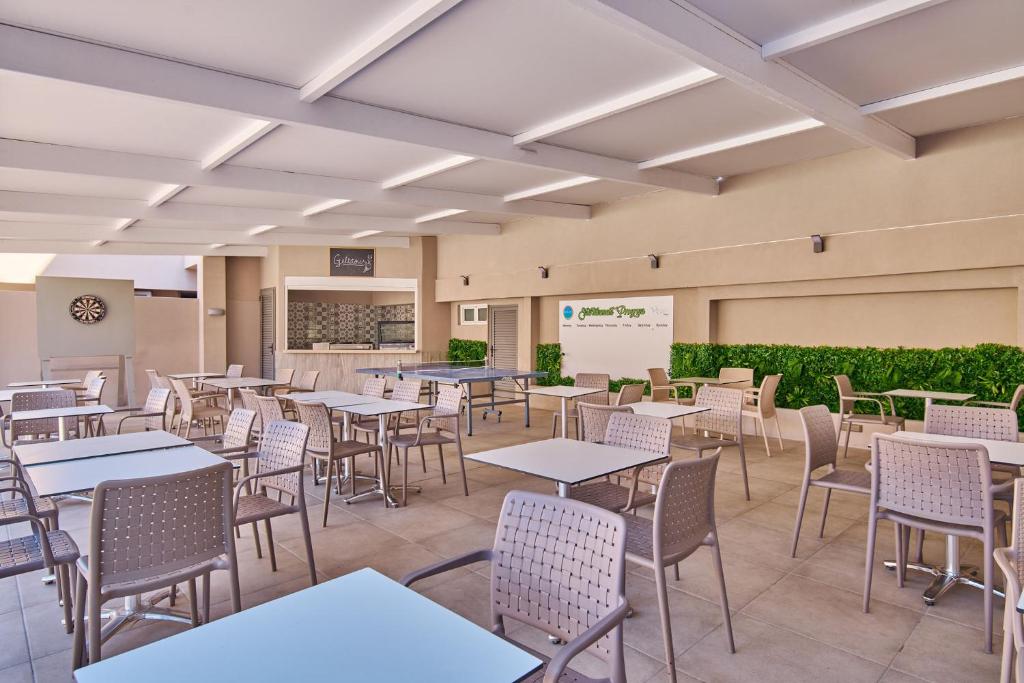 Un restaurant u otro lugar para comer en Tsilivi Beach Hotel Zakynthos