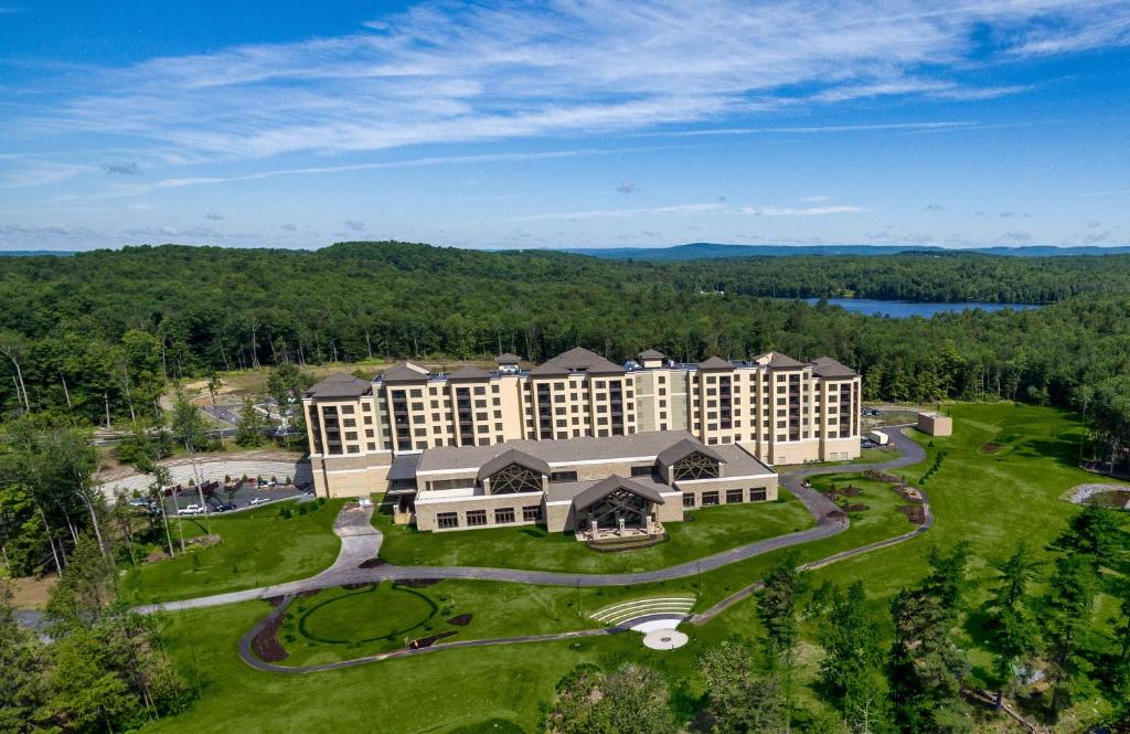 vista aerea di un resort con un grande edificio di YO1 Longevity & Health Resorts, Catskills a Monticello