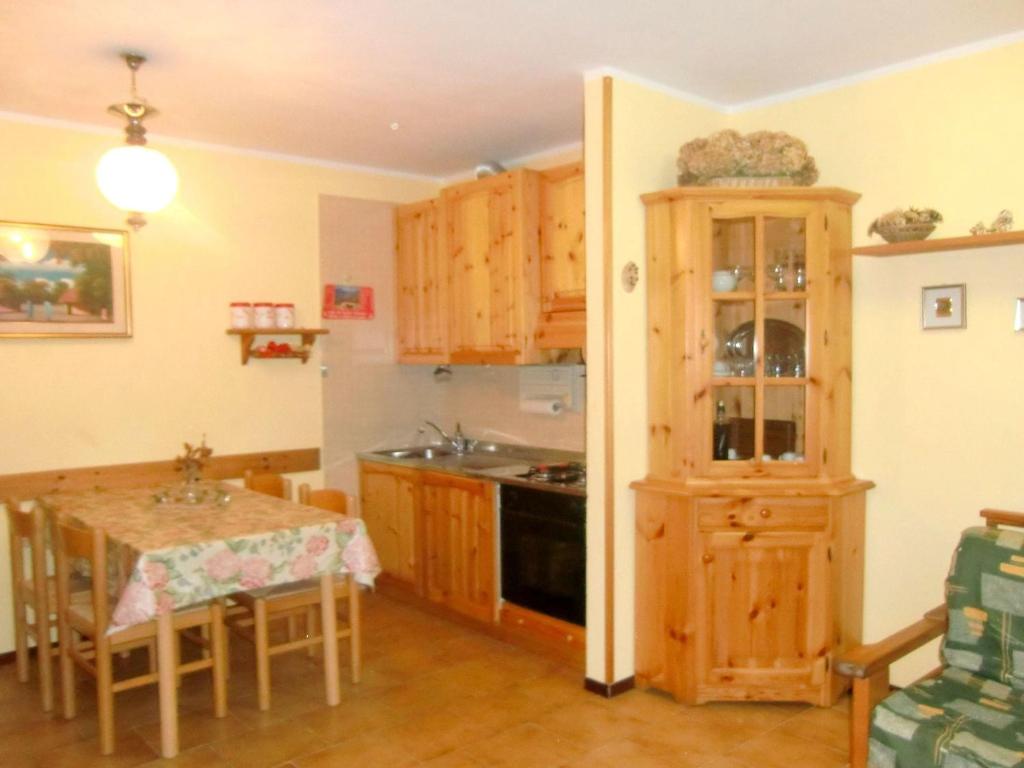 cocina y comedor con mesa y barra en Stunning holiday home in Molina di Ledro near lake, en Molina di Ledro