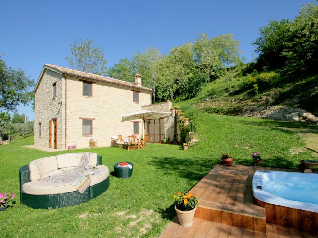 Charming Villa in Monte San Martino with Swimming Pool, Monte San