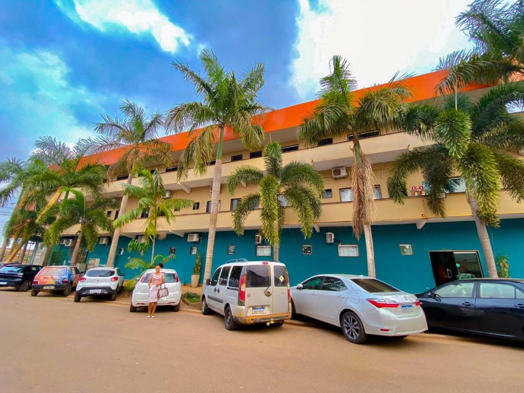 un hotel con coches aparcados delante en ZANI APART HOTEL 520i en Porto Velho