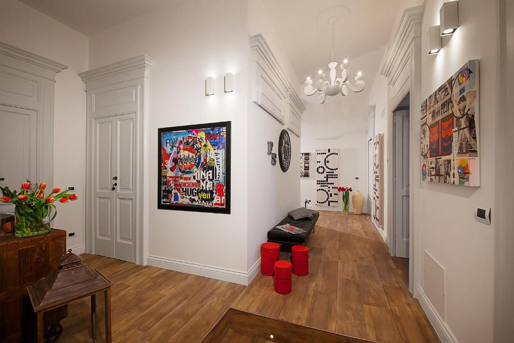 uma sala de estar com um quadro na parede em Ferrari Suite em Campobasso