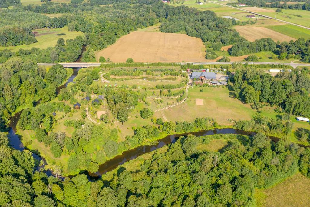 - une vue aérienne sur une maison et une rivière dans l'établissement Žemsodis, à Plungė