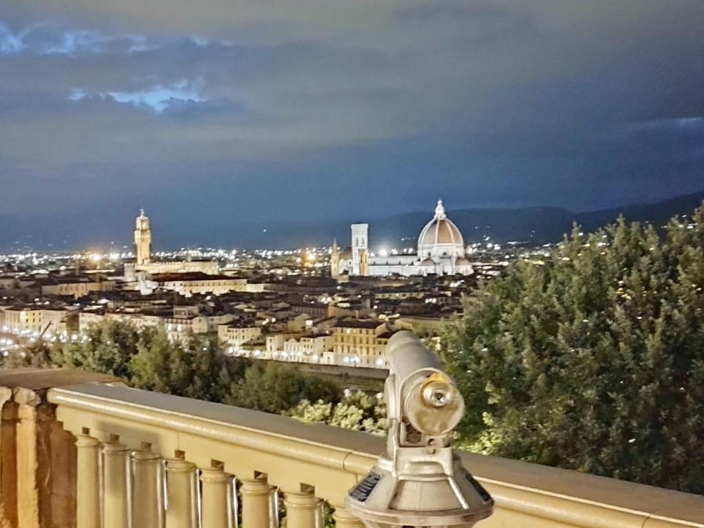 uma vista para a cidade a partir de uma varanda à noite em Firenze inn 21 Florence em Florença