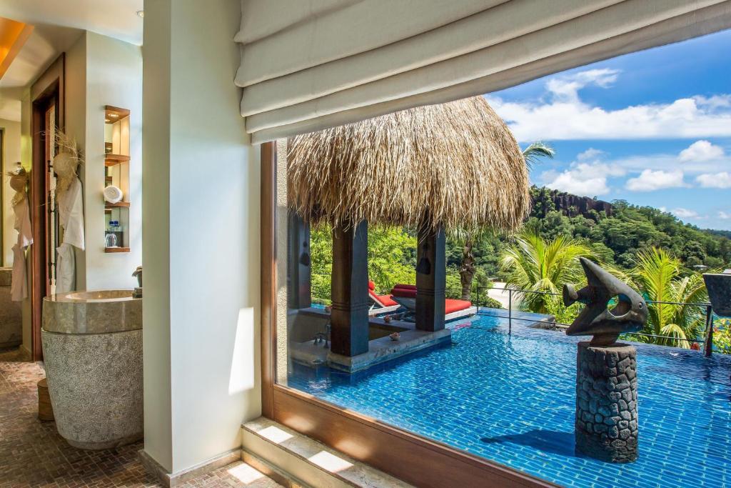 Bazén v ubytování Anantara Maia Seychelles Villas nebo v jeho okolí