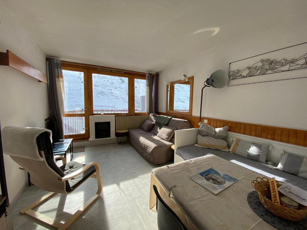 a living room with a couch and a table at Studio pied des pistes La Mongie - Grand-Tourmalet in La Mongie