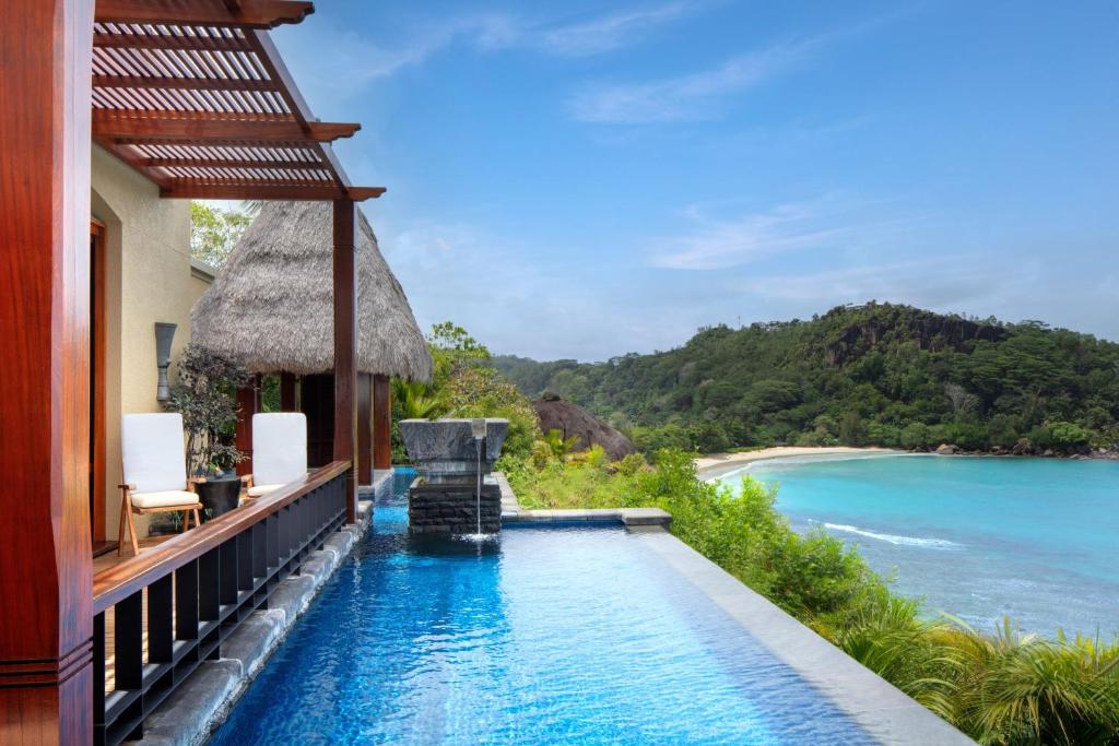 Bazén v ubytování Anantara Maia Seychelles Villas nebo v jeho okolí