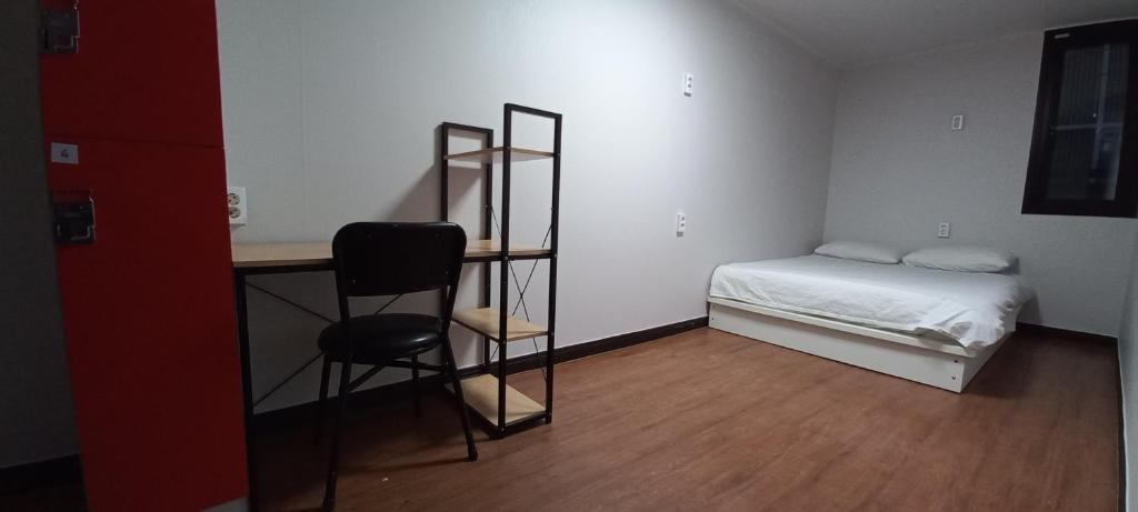 Postel nebo postele na pokoji v ubytování Kimchee Busan Downtown Guesthouse