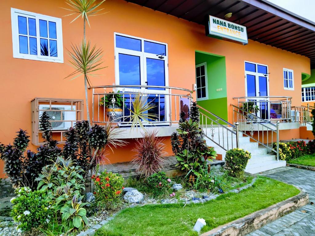 una casa colorata con delle piante davanti di Renajoe Exclusive Centre 