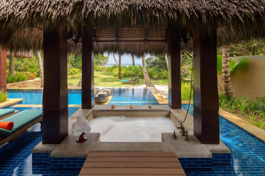 Bazén v ubytování Anantara Maia Seychelles Villas nebo v jeho okolí