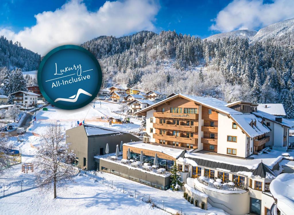 ein Bild eines Ferienortes im Schnee mit einem Schild, das Luxus-Lawine liest in der Unterkunft All In Resort Schwarzbrunn - 4 Sterne Superior in Stans