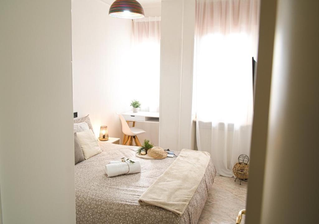 ein Schlafzimmer mit einem Bett und einem großen Fenster in der Unterkunft Lilium Apartment, Parco Velino Sirente in Celano