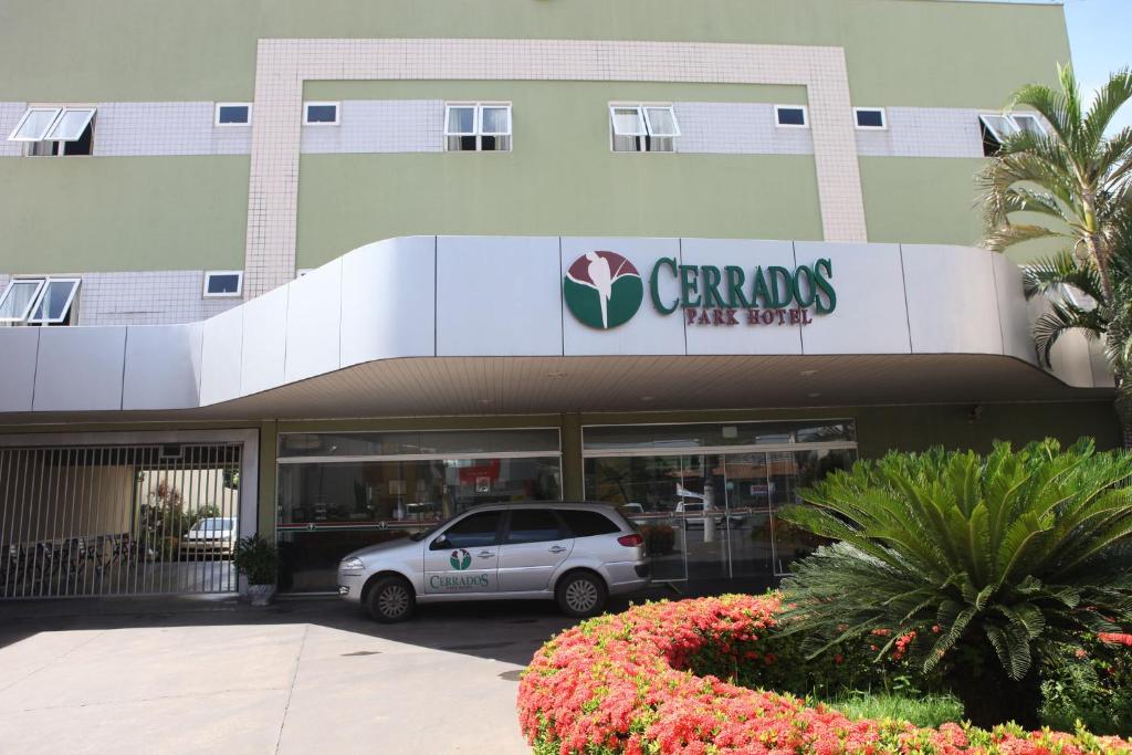 Cerrados Park Hotel في فارزيا غراندي: سيارة متوقفة أمام مبنى
