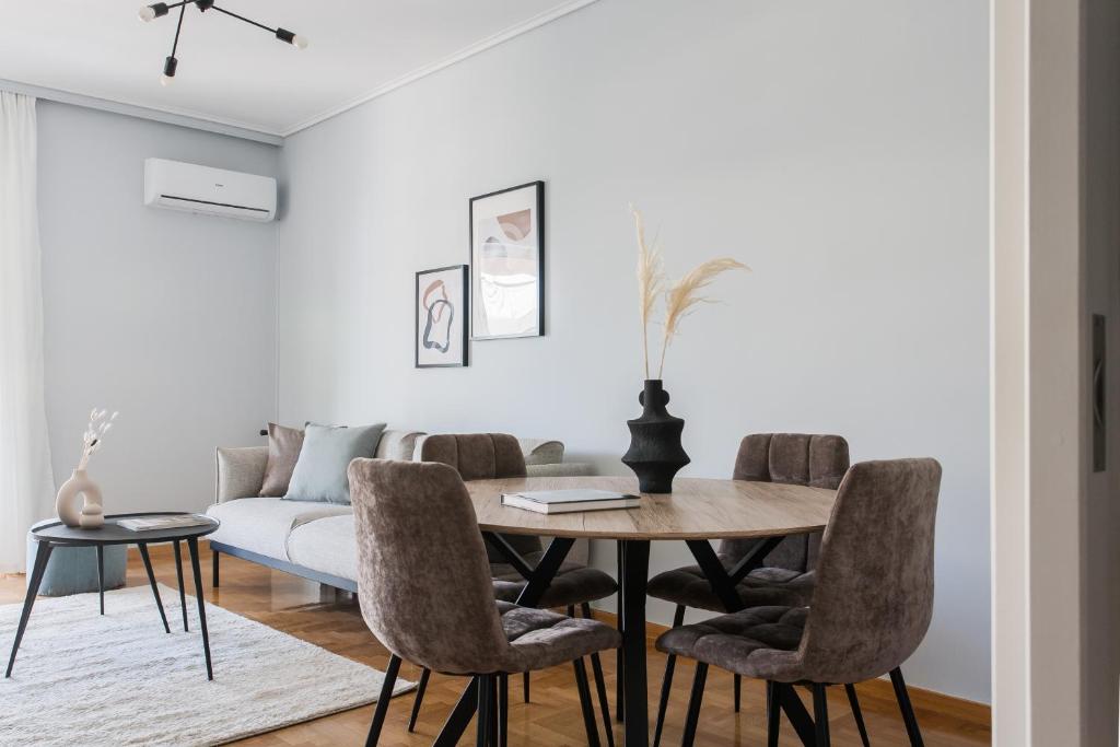 Posedenie v ubytovaní Enjoyable 2BR Apartment in Marousi by UPSTREET