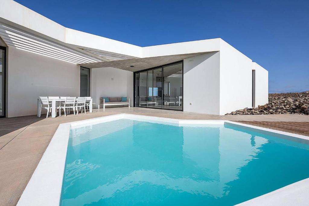 Bazén v ubytovaní Luxury Villa Vulcano Lajares alebo v jeho blízkosti