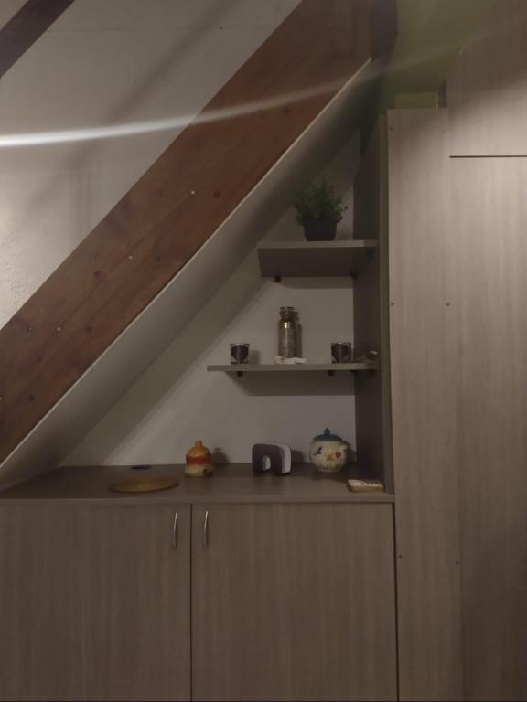 una cocina con una escalera con una estantería y una barra en Maria en Villa Gesell