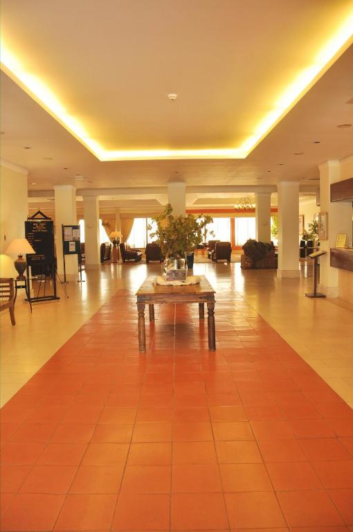 A área de receção ou átrio de Santarem Hotel