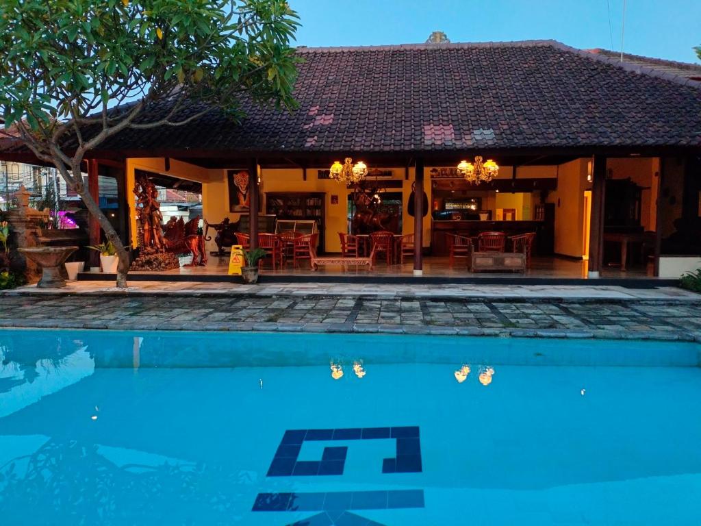 Bazén v ubytování Grand Kumala Hotel - Hotel Kumala Legian Kuta Bali nebo v jeho okolí