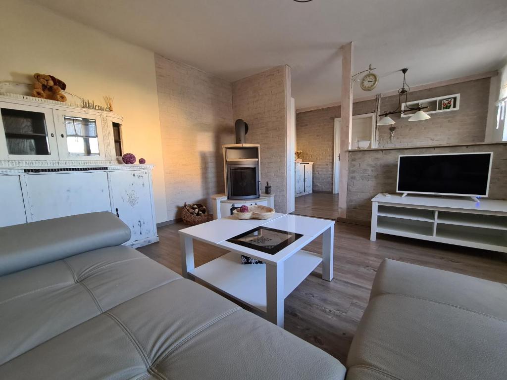 sala de estar con sofá y mesa en Ferienwohnung Flair, en Dölzig