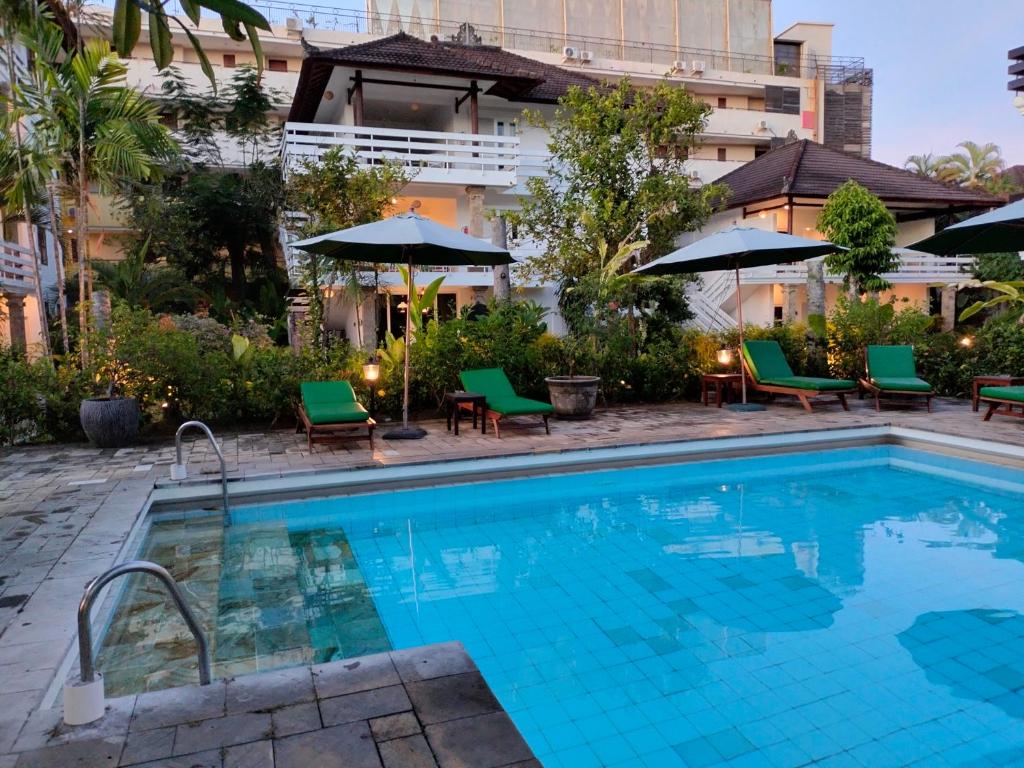 Bazén v ubytování Grand Kumala Hotel - Hotel Kumala Legian Kuta Bali nebo v jeho okolí