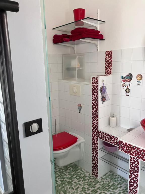 マルセイヤンにあるHorte neuveの小さなバスルーム(トイレ、赤い椅子付)
