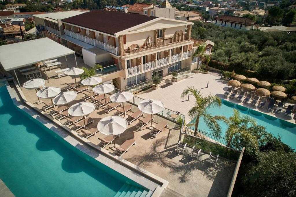 Altura Hotel Zakynthos في تسيليفي: اطلالة جوية على فندق مع مسبح