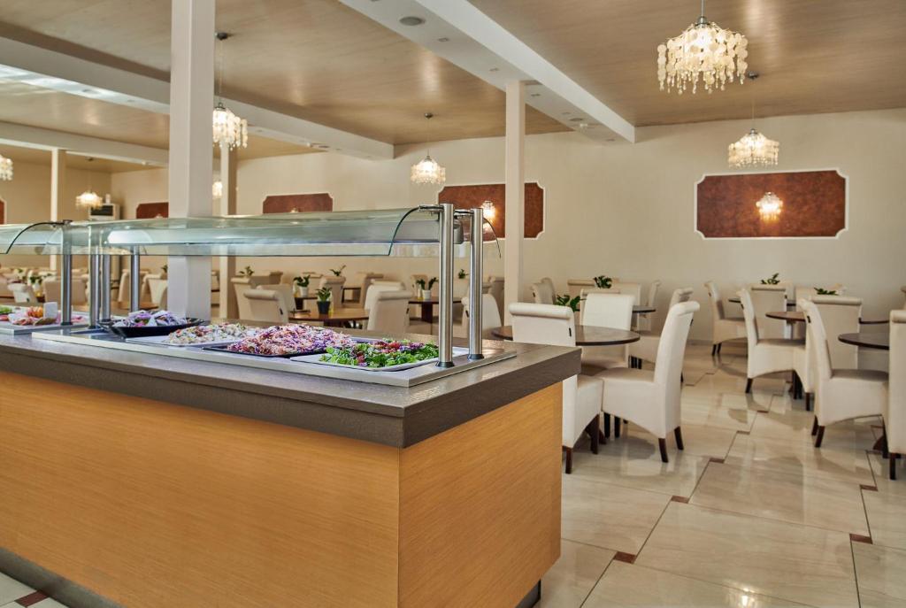 Reštaurácia alebo iné gastronomické zariadenie v ubytovaní Altura Hotel Zakynthos