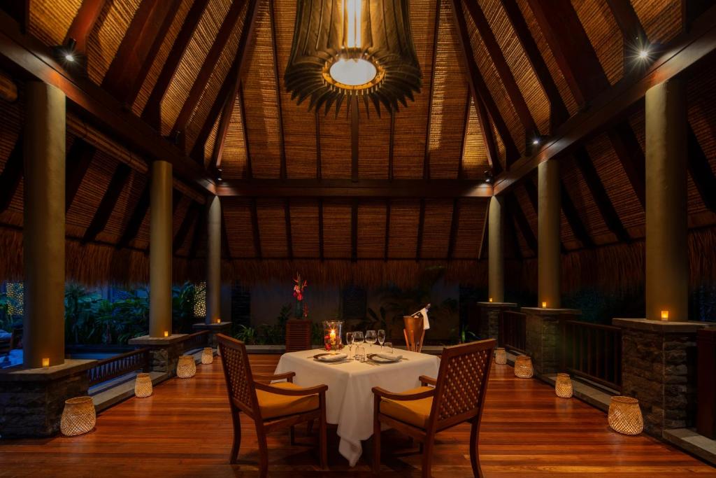 Restaurace v ubytování Anantara Maia Seychelles Villas